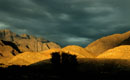 <center>
L'orage se prépare, le soleil illumine une dernière fois les montagnes<br> de l'Angola ; le fleuve Kunene est déjà plongé dans la nuit. frontière angola namibie rivière Kunene, montagnes 
